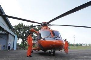 Tim Teknisi Memeriksa Heli Sebelum Diuji Coba