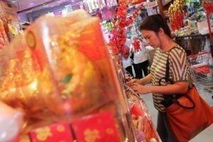Pembeli memilih Lampion