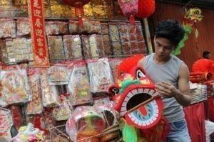 Penjual merapikan Barongsai