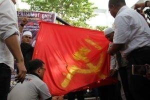 Yogoy/Massa GAPAI Sumut bakar bendera bersimbol palu arit