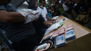 Barang bukti uang senilai Rp 40 juta, 19 unit handphone dan 2 tablet, serta dokumen seperti beberapa buku tabungan dan KTP para tersangka