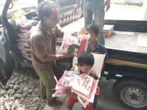 Jafar membantu menurunkan bantuan sembako