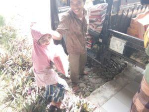 Anak-anak pengunsi Rohingya tersenyum bahagia terima bantuan sembako