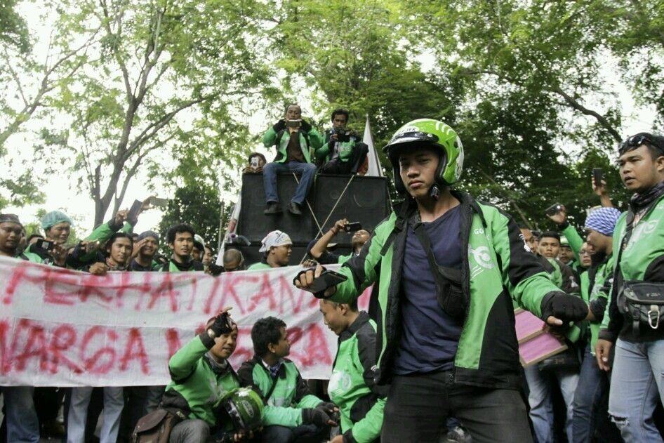 [Foto] Driver Gojek Buat Teatrikal di Depan DPRD Sumut 