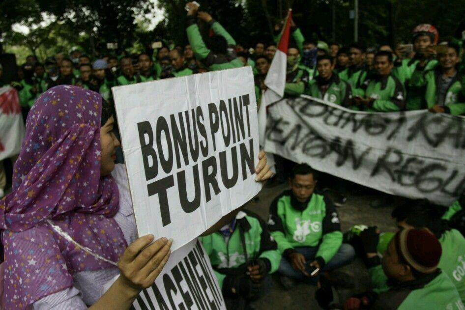 [Foto] Driver Gojek Buat Teatrikal di Depan DPRD Sumut 