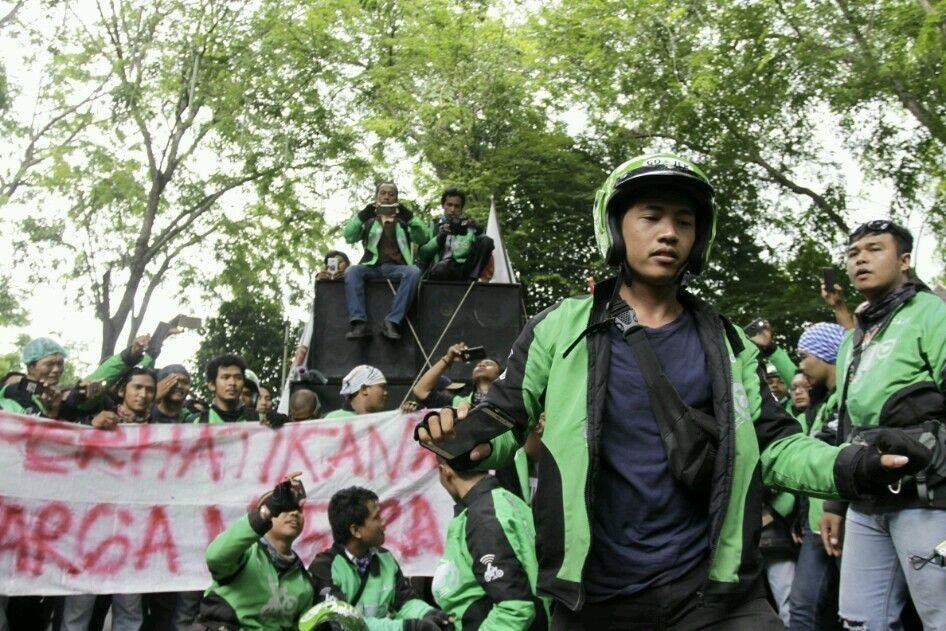 [Foto] Driver Gojek Buat Teatrikal di Depan DPRD Sumut 