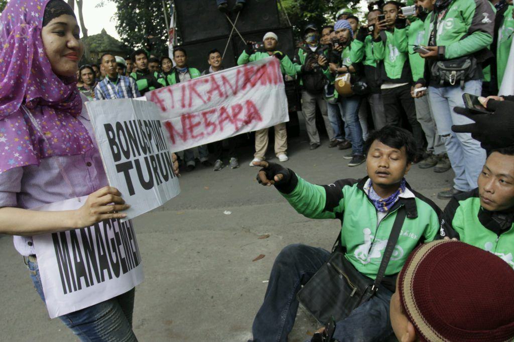[Foto] Driver Gojek Buat Teatrikal di Depan DPRD Sumut 