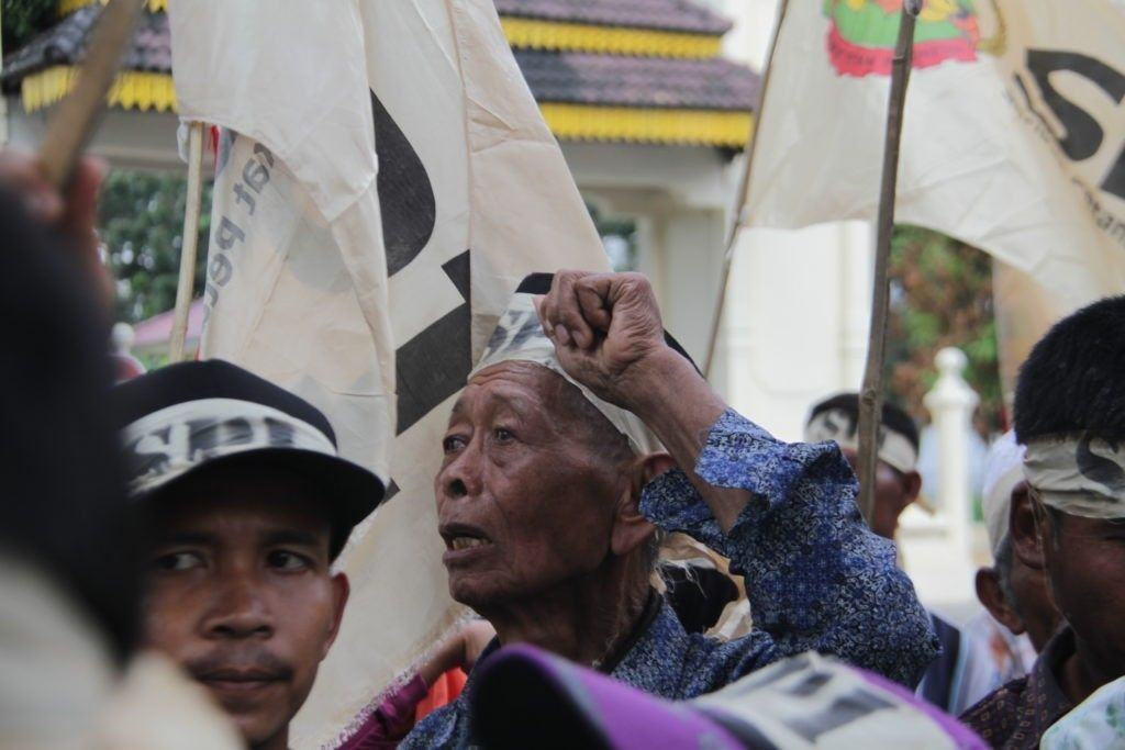 [Foto] Isak Tangis Warnai Unjuk Rasa Warga Desa Mekar Jaya