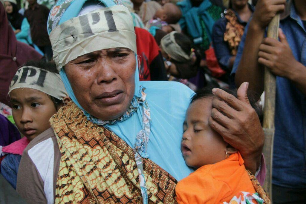 [Foto] Isak Tangis Warnai Unjuk Rasa Warga Desa Mekar Jaya