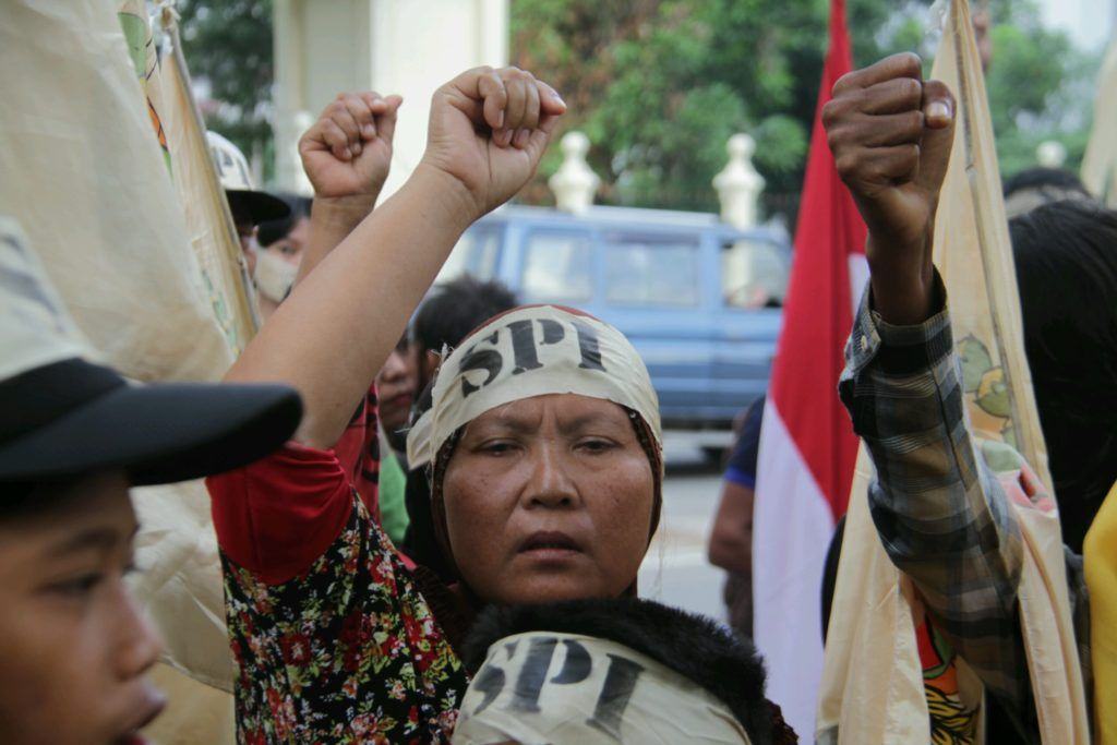 [Foto] Isak Tangis Warnai Unjuk Rasa Warga Desa Mekar Jaya 