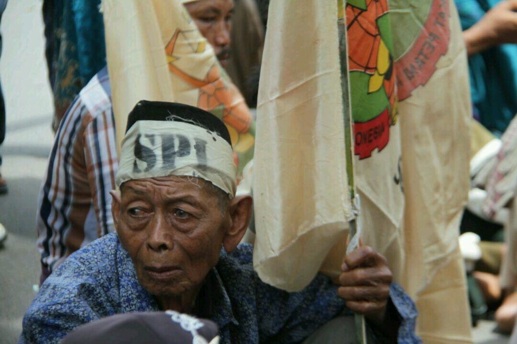 [Foto] Isak Tangis Warnai Unjuk Rasa Warga Desa Mekar Jaya 