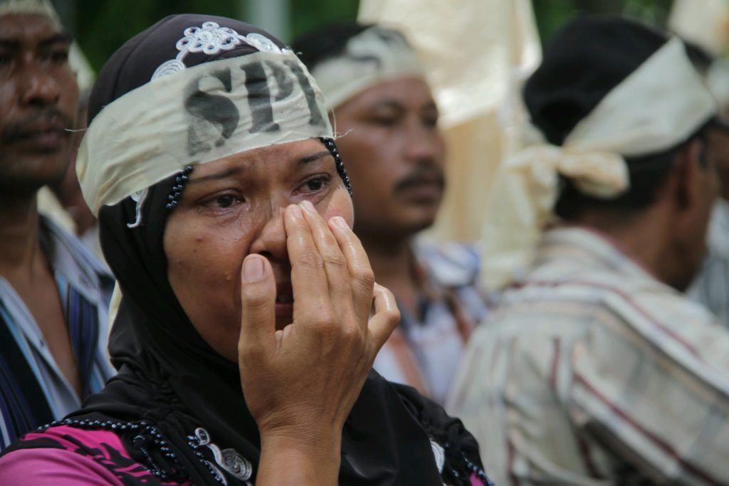 [Foto] Isak Tangis Warnai Unjuk Rasa Warga Desa Mekar Jaya 