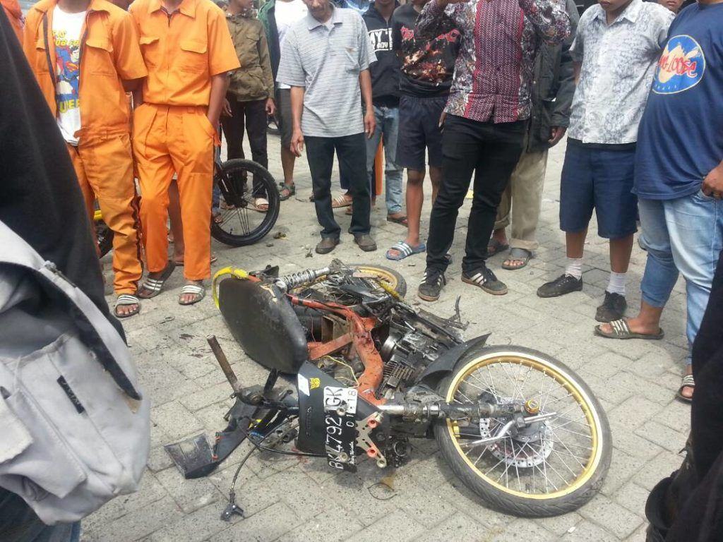 Salip Bus Murni, Malah Murni Laga Kambing Sama Colt Diesel (3)