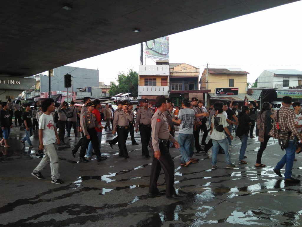 Mahasiswa dan polisi ricuh