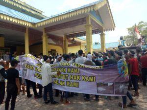Massa mendesak agar PJS Bupati Batubara melakukan pembangunan Jalan yang rusak dan melakukan evaluasi terhadap Kadis PU Batubara
