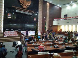 Mahasiswa Terobos Ruang Paripurna