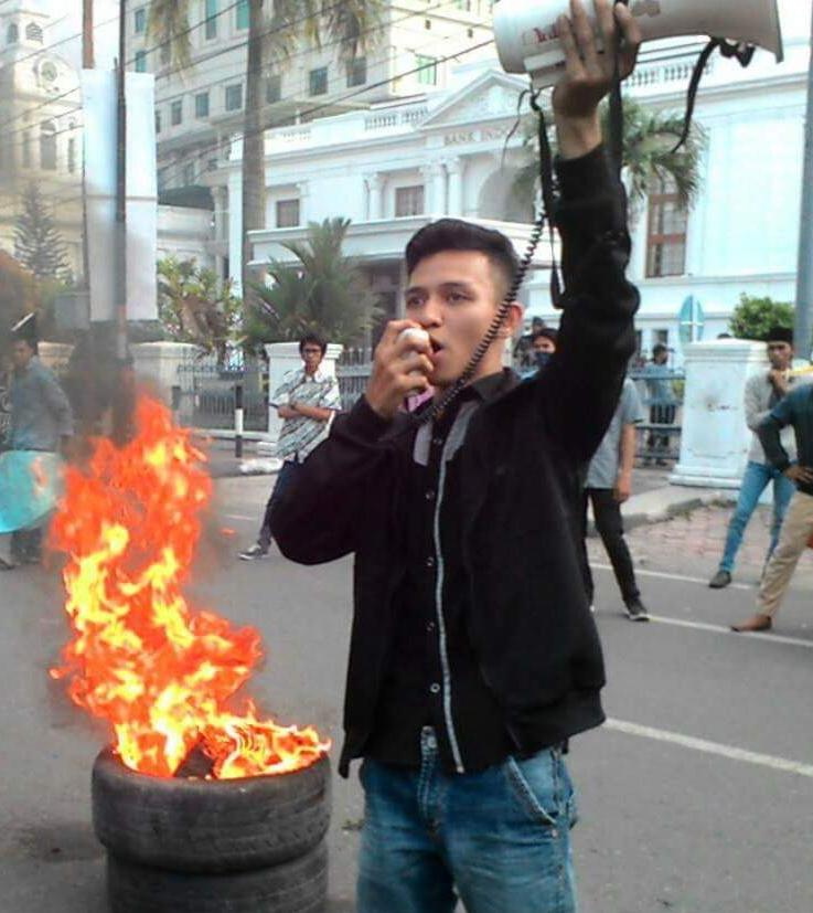 Melihat Demokrasi