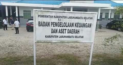 Personel Polda Sumut Menggeledah Kantor BPKAD Labusel dan Labura