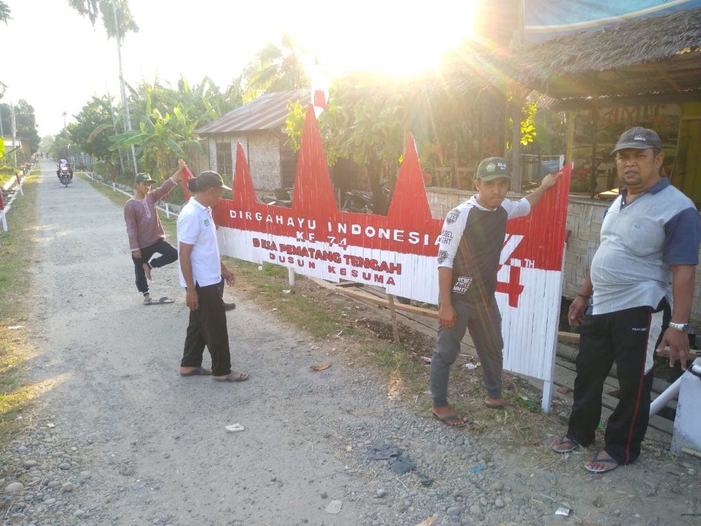 Warga Pematang Tengah, Bersama Tim KKN UINSU Membuat Gapura