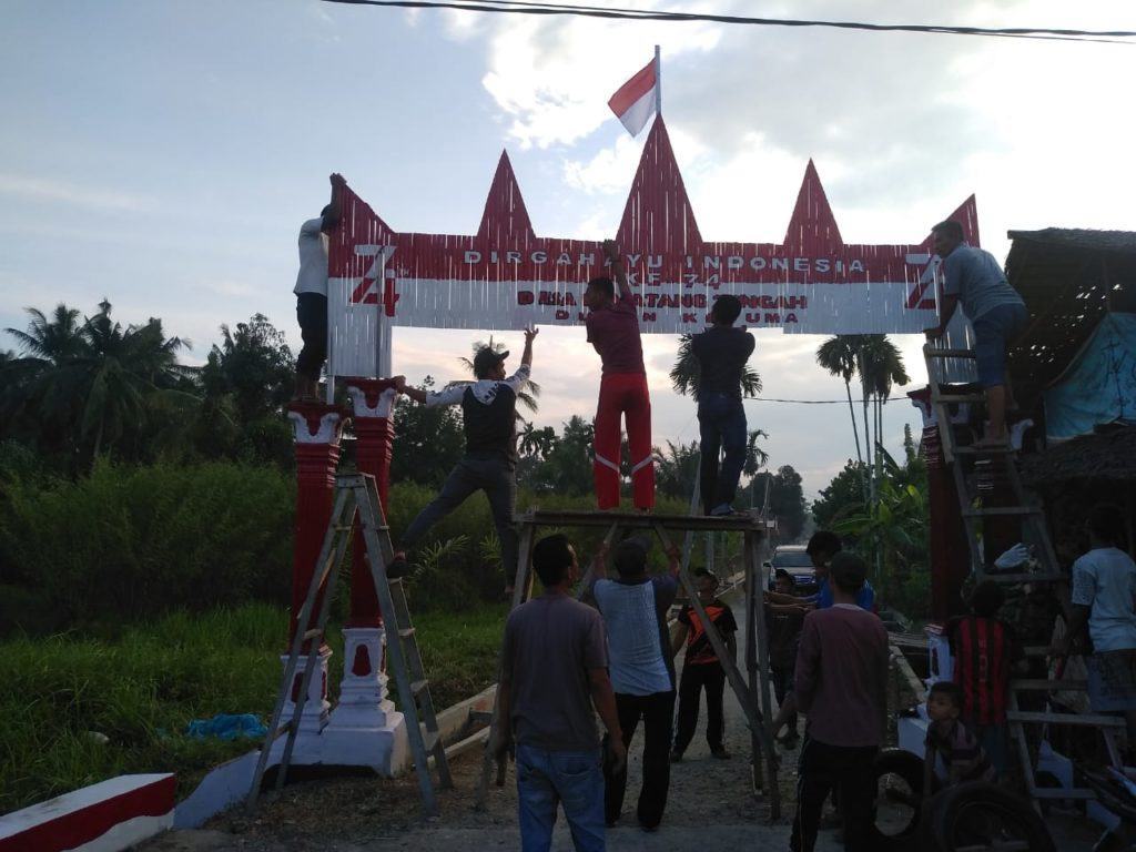 Warga Pematang Tengah, Bersama Tim KKN UINSU Membuat Gapura