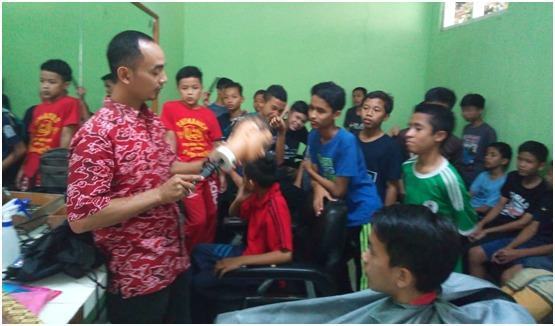 Siswa SMART Ekselensia, Kegiatan Liburan Nyukur Rambut Teman