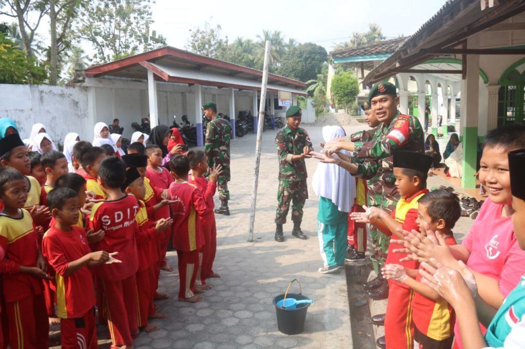 Anggota TNI AD, Penyuluhan Kesehatan kepada Siswa SD