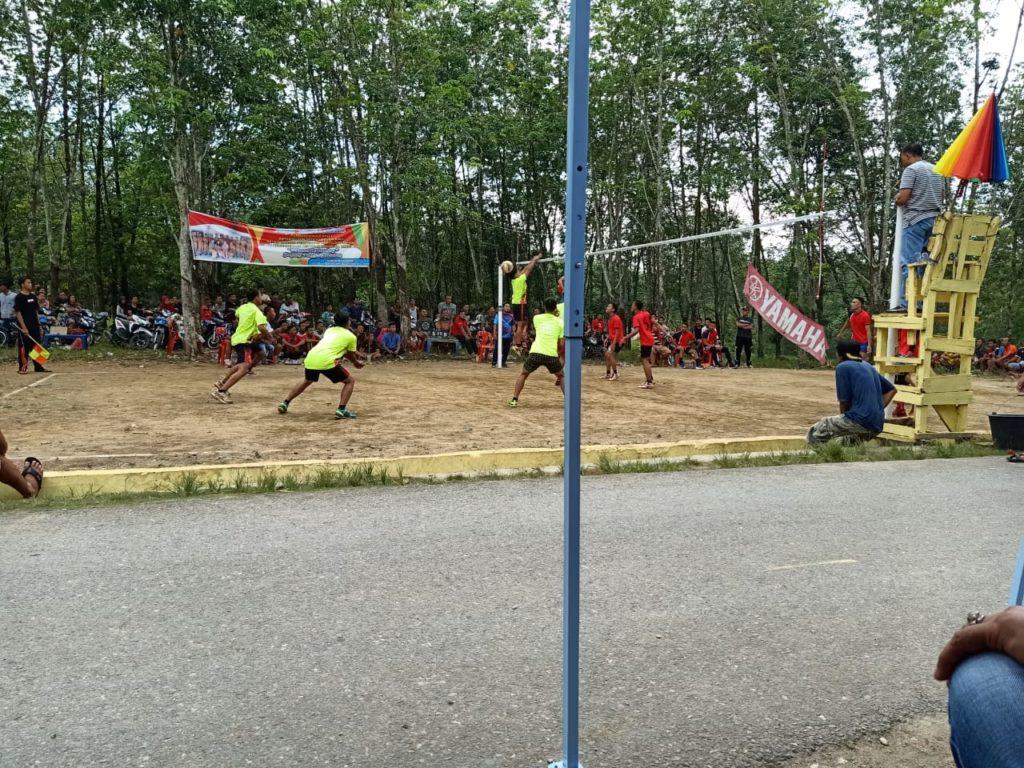 Grand Final Volly Ball, Memperebutkan Piala Kepala Desa Kampung Baru