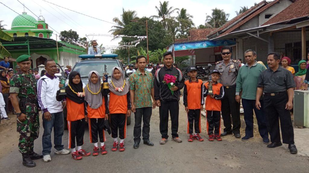 Masyarakat Desa Sidaharja, Sambut Siswi SD Peraih Juara Otrad