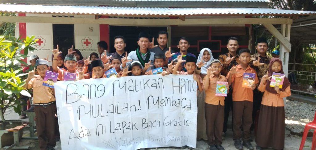 Muhammad Aulia menyerahkan buku