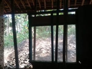 Seringnya Terjadi Guncangan Gempa Bumi, Dinding Rumah Warga Ambruk