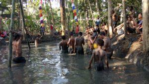 Memeriahkan HUT RI ke-74, Masyarakat Adakan Lomba Panjat Pohon Pisang