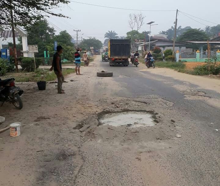 Jalan Rusak Labuhanbatu Selatan, Warga Kecewa dengan Perusahaan