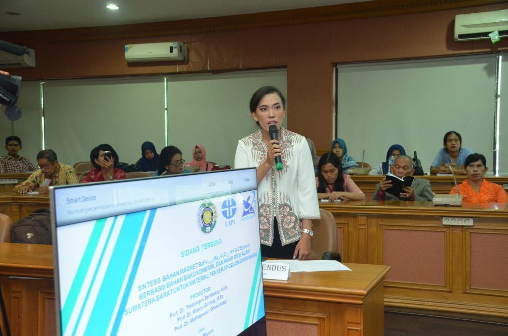 Di Usia 26 Tahun, Martha Rianna Raih Gelar Doktor Memanfaatkan Pasir Pantai