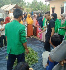Dorong Daya Kelola Warga, KKN 32 Unimal Sosialiasi Pembuatan Pupuk Organik