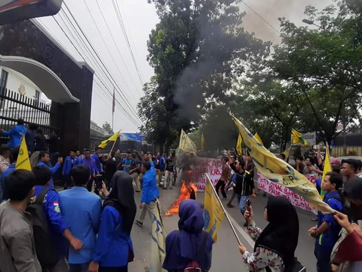 Bakar Ban Didepan Kejatisu, PMII Sumut Minta Tangkap Bupati Palas