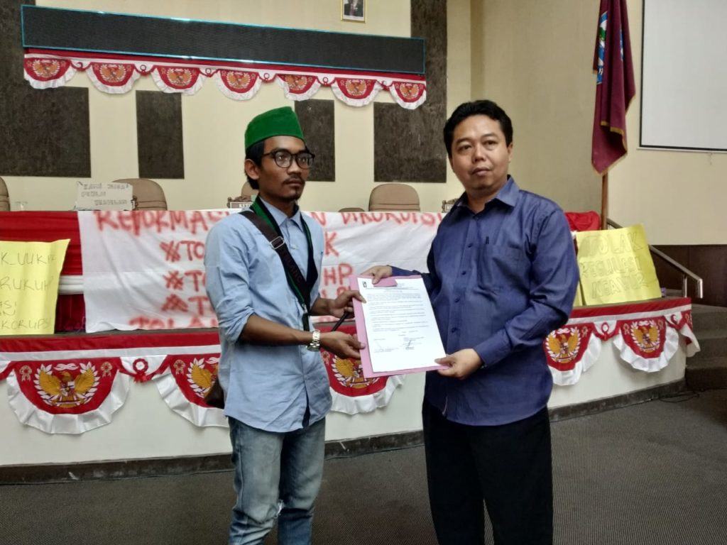 HMI Banjar, Paksa Masuk ke Ruang Rapat Paripurna DPRD