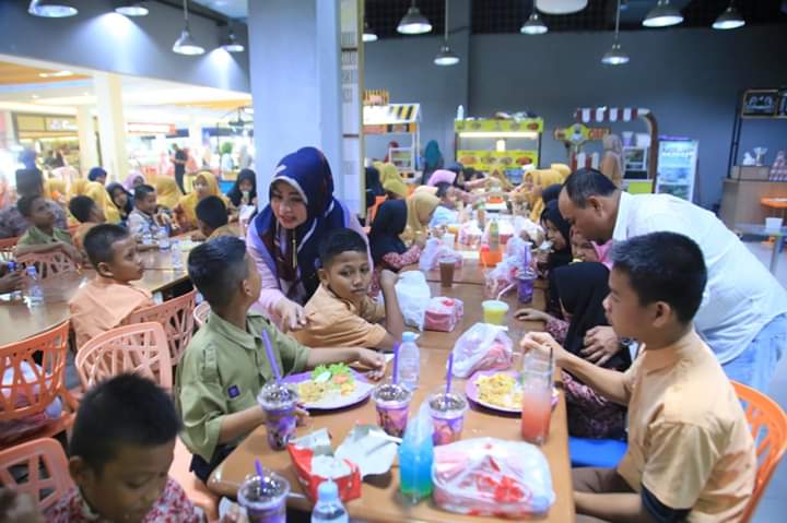 Bupati Labuhanbatu, Bahagiakan Anak Yatim Piatu di Cinema XXI