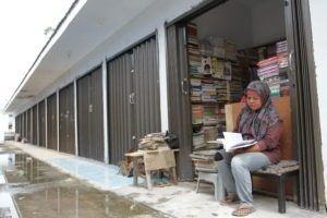 Lapak (kios) jualan buku bekas di sisi timur Lapangan Merdeka Medan