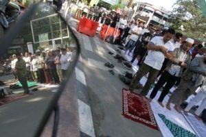 Yogoy/Massa Gapai Sumut menggelar Shalat Ashar berjamaah didepan Kantor Walikota Medan