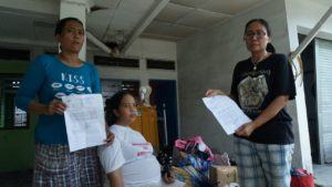 Vika dan keluarga menunjukkan surat permohonan pembatalan 