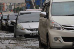 Yogoy/Banjir mengakibatkan kendaraan memperlambat kecepatannya, kemacetan pun timbul