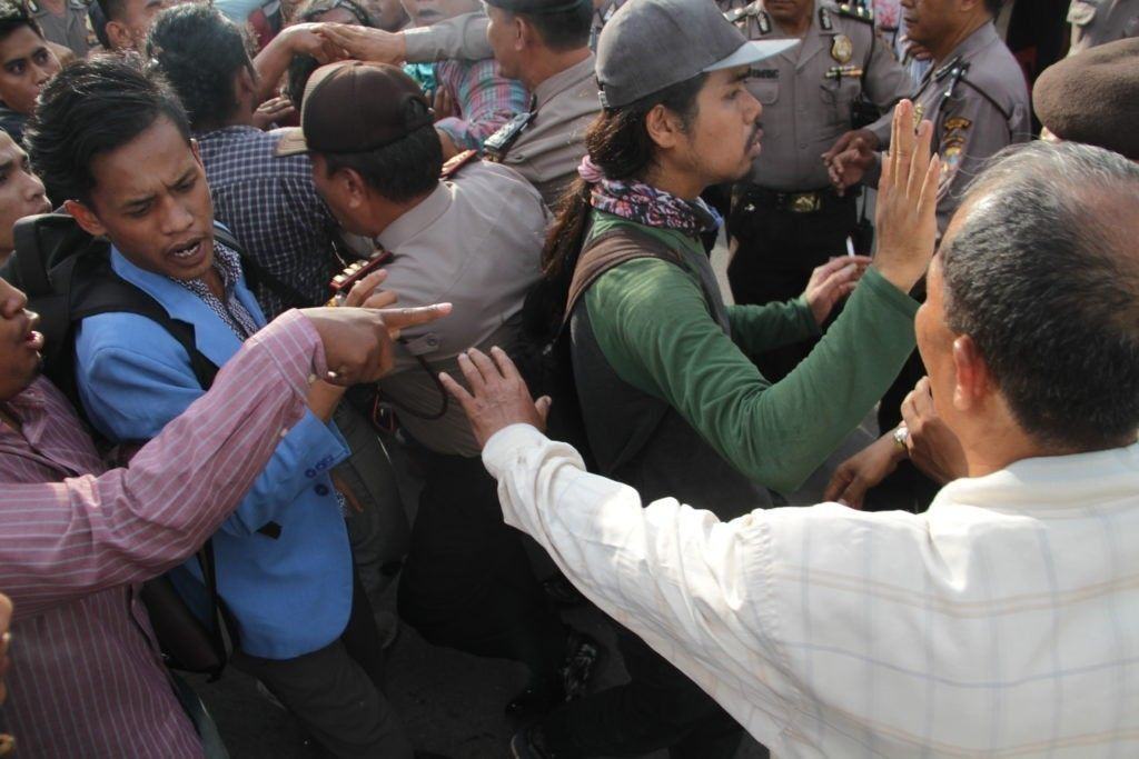 Dipicu Mau Bakar Ban Ditengah Jalan, Aksi SOMASU Nyaris Bentrok dengan Polisi