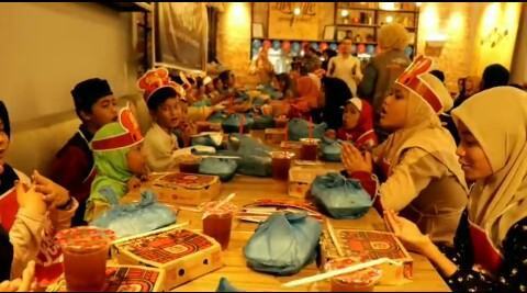 Gerakan Istiqomah Sedekah Berbagi Bersama Anak Yatim di Pizza HUT - Portal  Berita SOSBUD Medan - Sumatera Utara