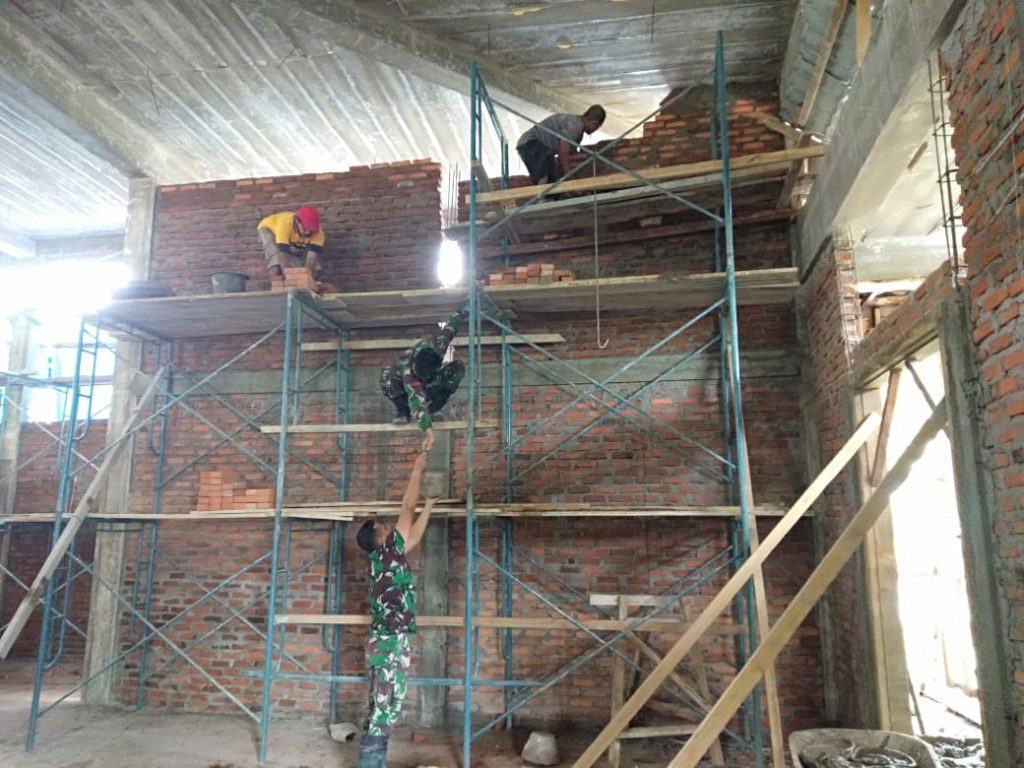 Pembangunan Masjid Al-Muhajirin, Satgas Yonif RK 136/TS Bantu Masyarakat 