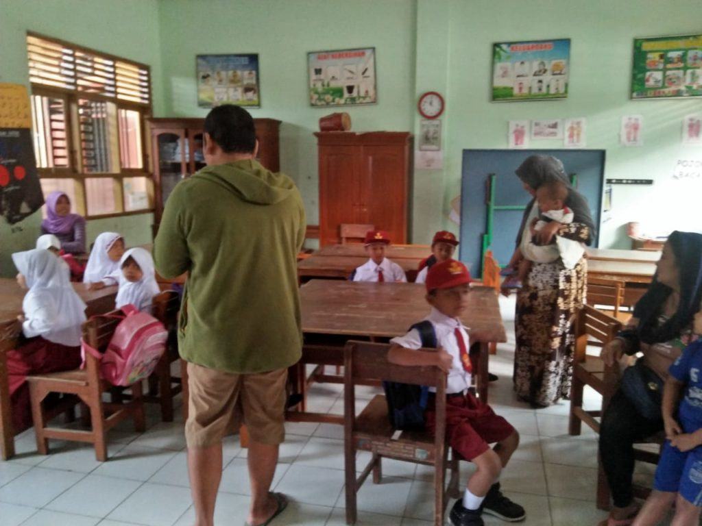 Hari Pertama Sekolah Banjar, Orangtua Antarkan Anak Sampai Gerbang