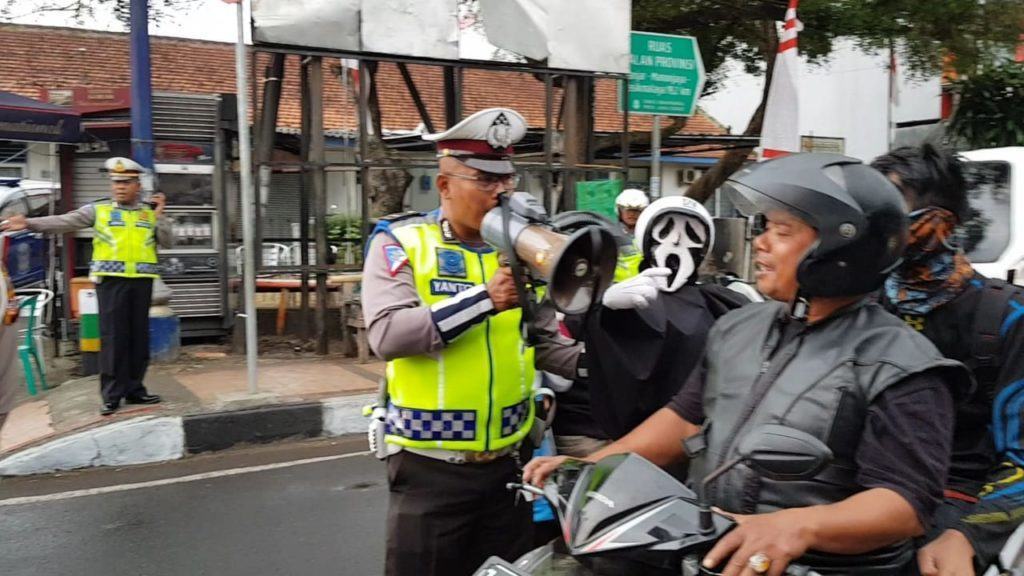 Sat Lantas Polres Banjar, Sosialisasikan Pentingnya Penggunaan Helm Saat Berkendara