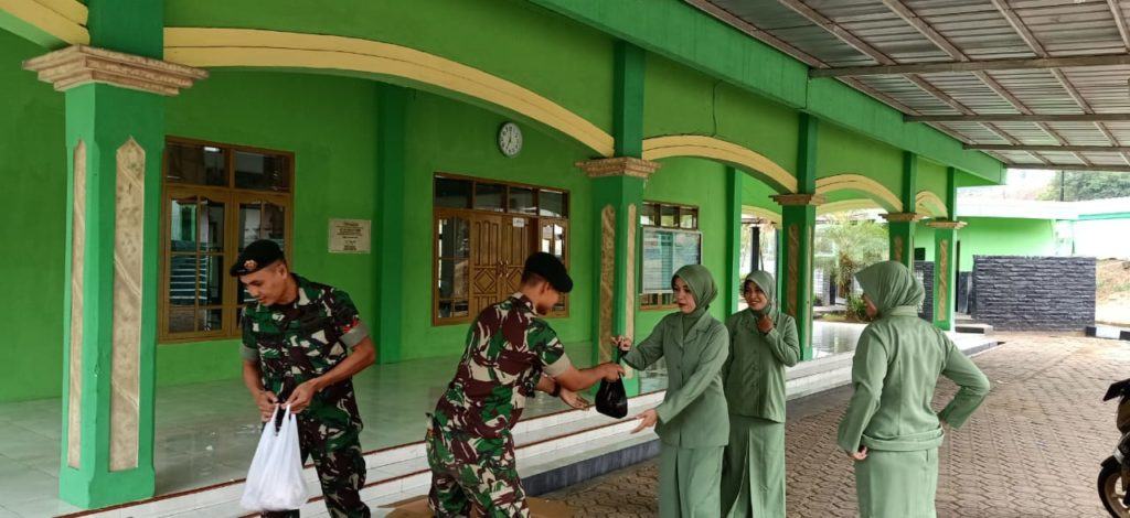 Jumat Berkah, Istri Prajurit TNI Masak untuk Dibagikan ke Warga