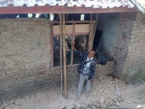 Seringnya Terjadi Guncangan Gempa Bumi, Dinding Rumah Warga Ambruk