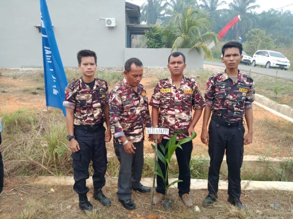 Dandim 0209 /LB, Tanam Pohon di Dusun