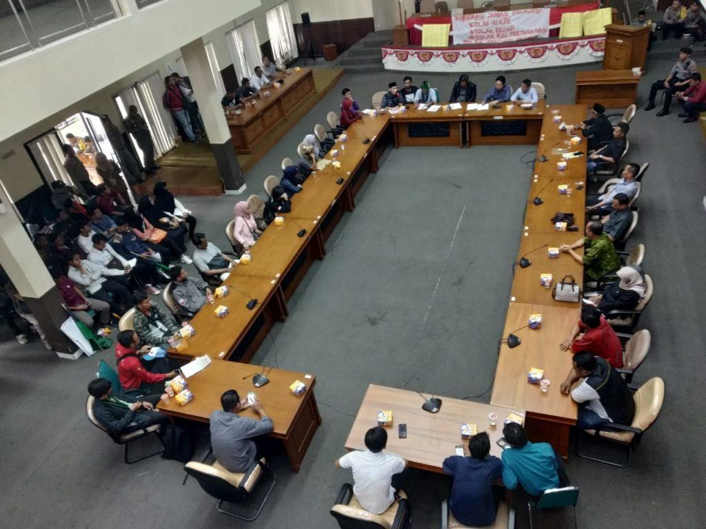 HMI Banjar, Paksa Masuk ke Ruang Rapat Paripurna DPRD